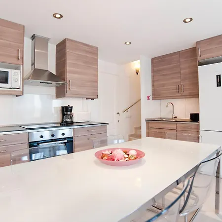 Modern Duplex In With Private Parking, Sea Views & Terrace *