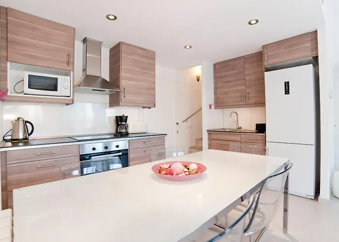 Modern Duplex In With Private Parking, Sea Views & Terrace *