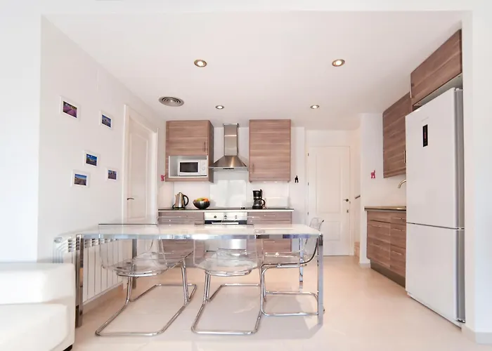 Modern Duplex In With Private Parking, Sea Views & Terrace *